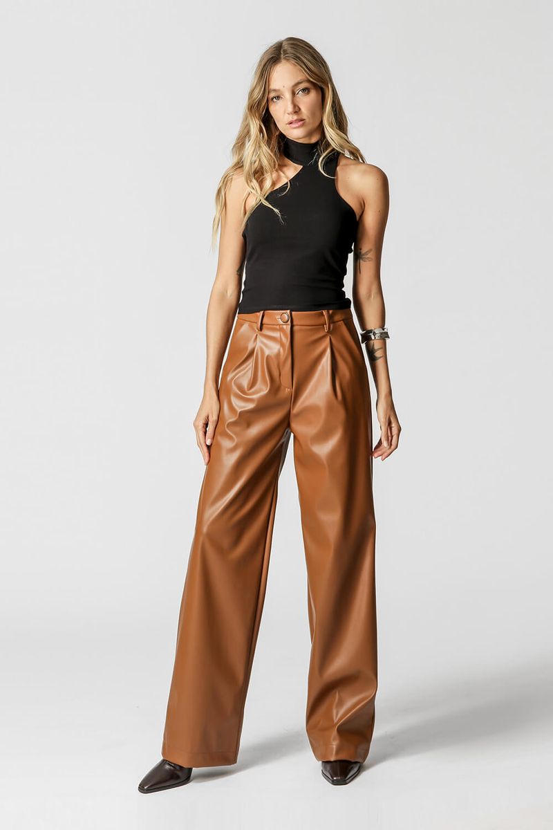 Blusa-Com-Gola-E-Decote-Assimetrico-De-Malha-Canelada-17201