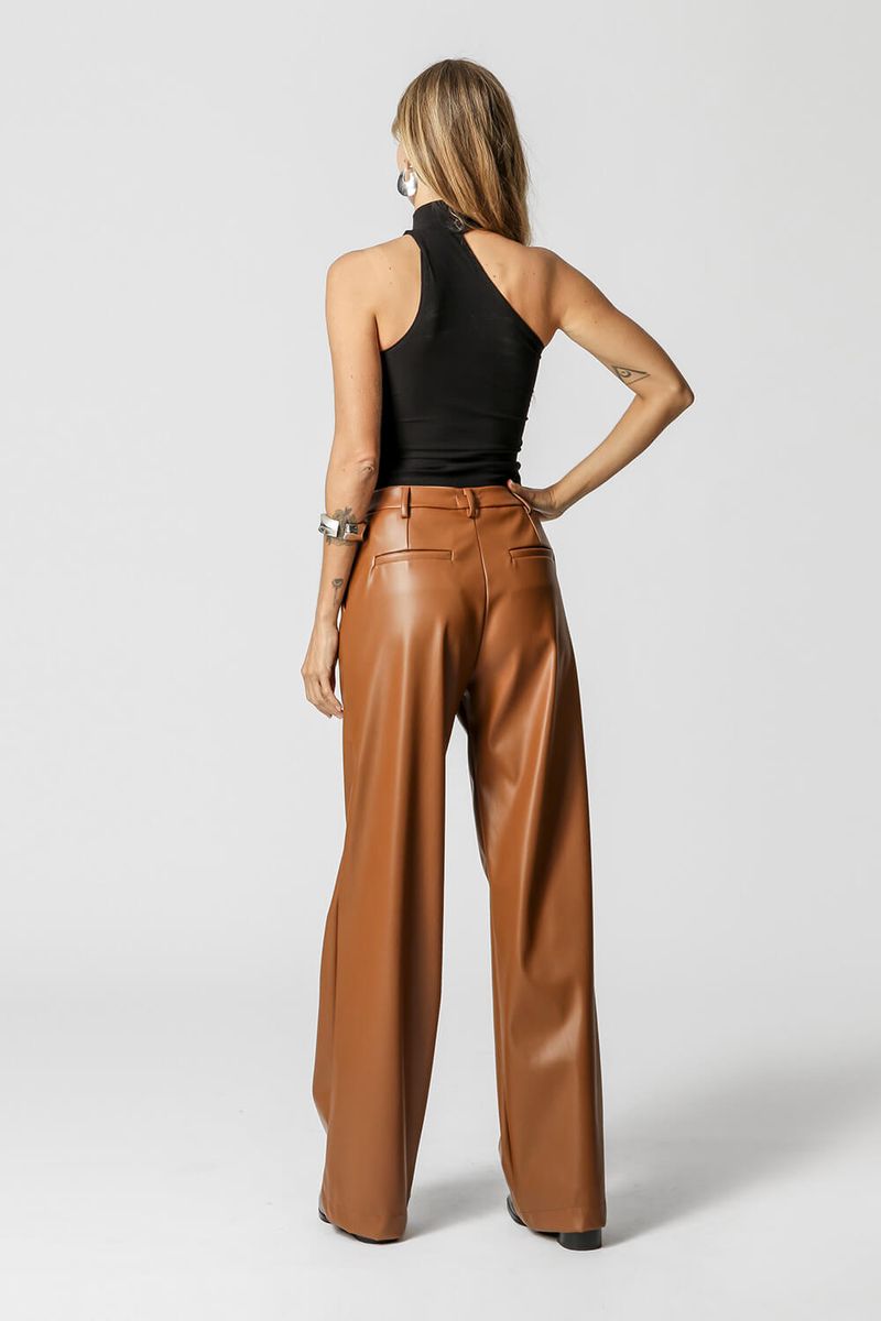 Blusa-Com-Gola-E-Decote-Assimetrico-De-Malha-Canelada-17201