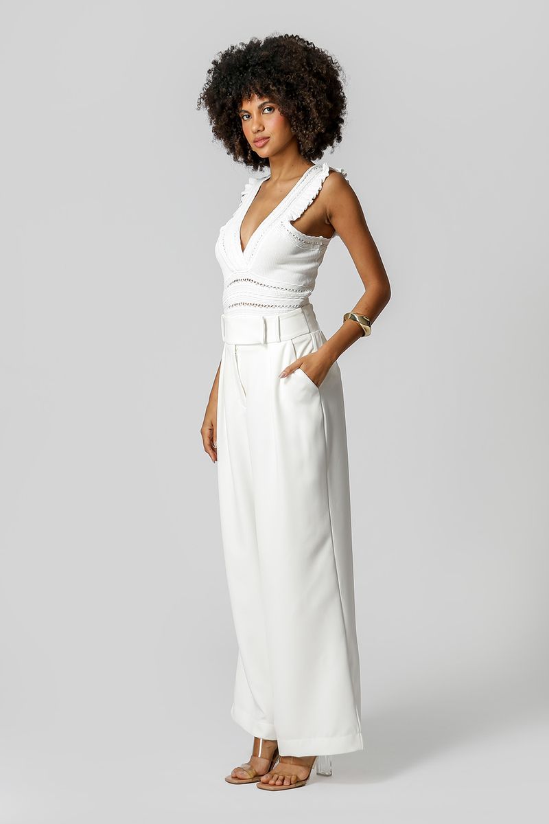 Blusa-Retilinea-com-Detalhe-de-Babado-na-Alca-19005