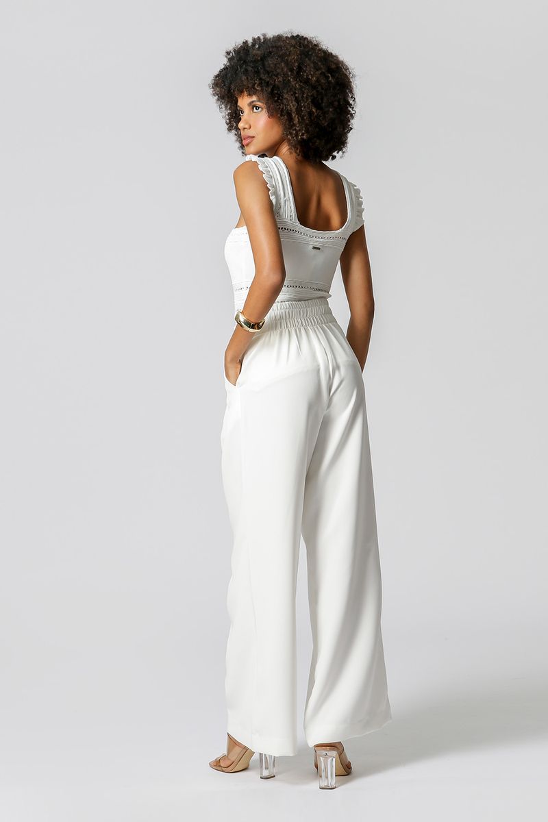 Blusa-Retilinea-com-Detalhe-de-Babado-na-Alca-19005